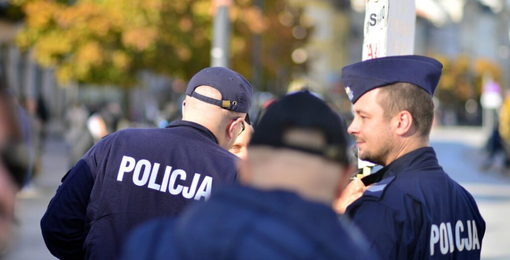 Siemianowiccy funkcjonariusze policji aktywnie uczestniczą w Mikołajkach zorganizowanych przez Szkołę Podstawową nr 16