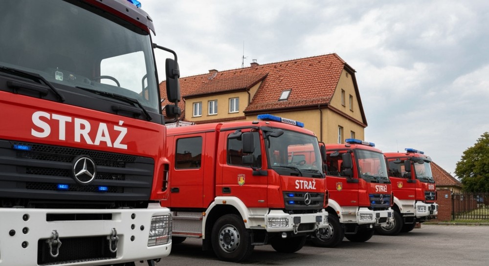 Gigantyczny pożar hali w Siemianowicach Śląskich: Tworzywa sztuczne w ogniu, ewakuacja pracowników