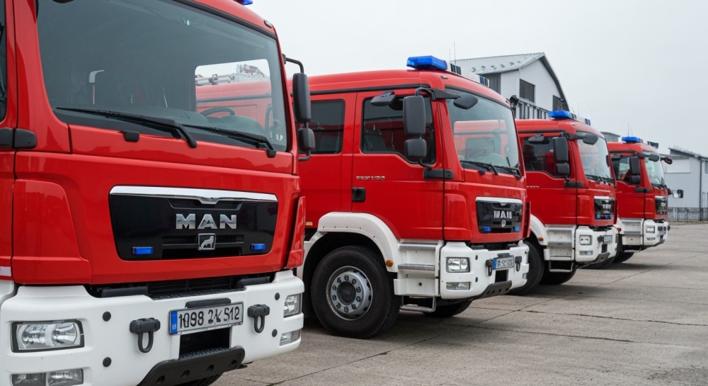 Policjanci z Siewierza bohaterami: Uratowali życie w płonącym domu
