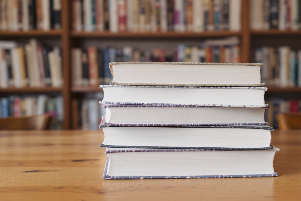 Fantastyczne podróże i mroczne sekrety – poleca bibliotekarz